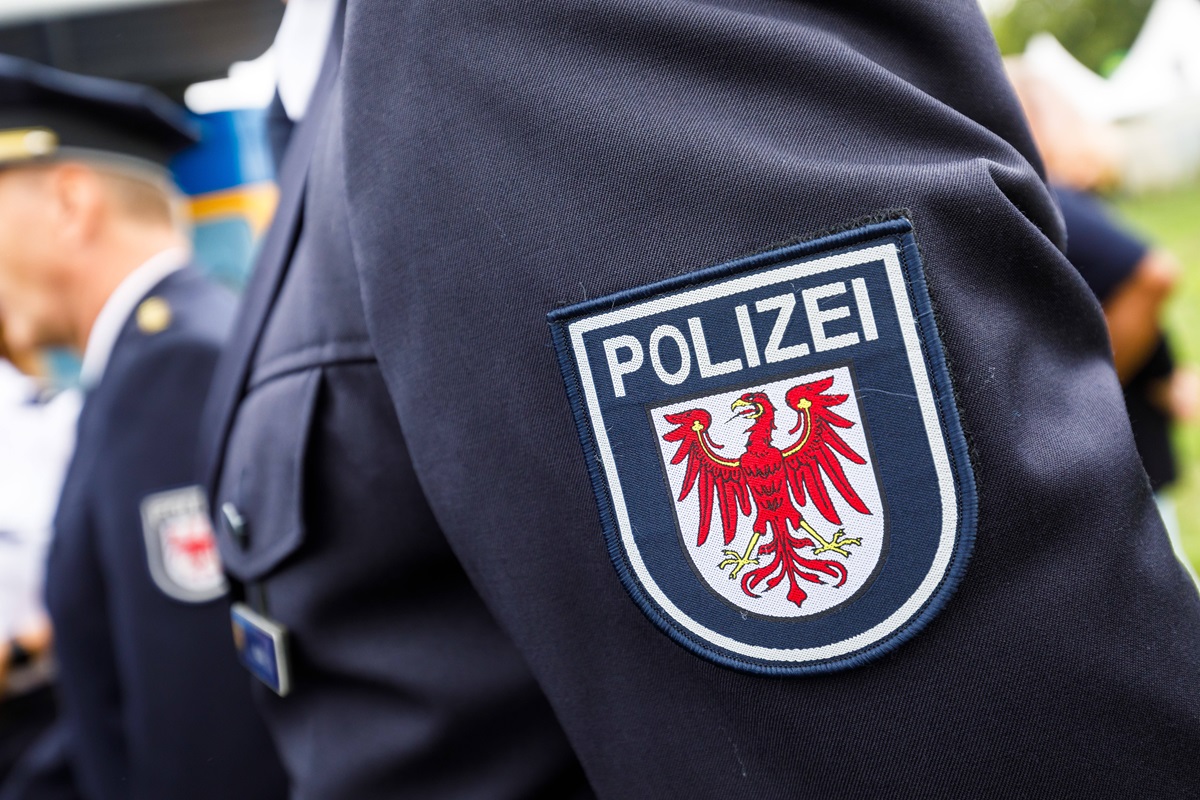 Beamte der Brandenburger Polizei stehen bereit.