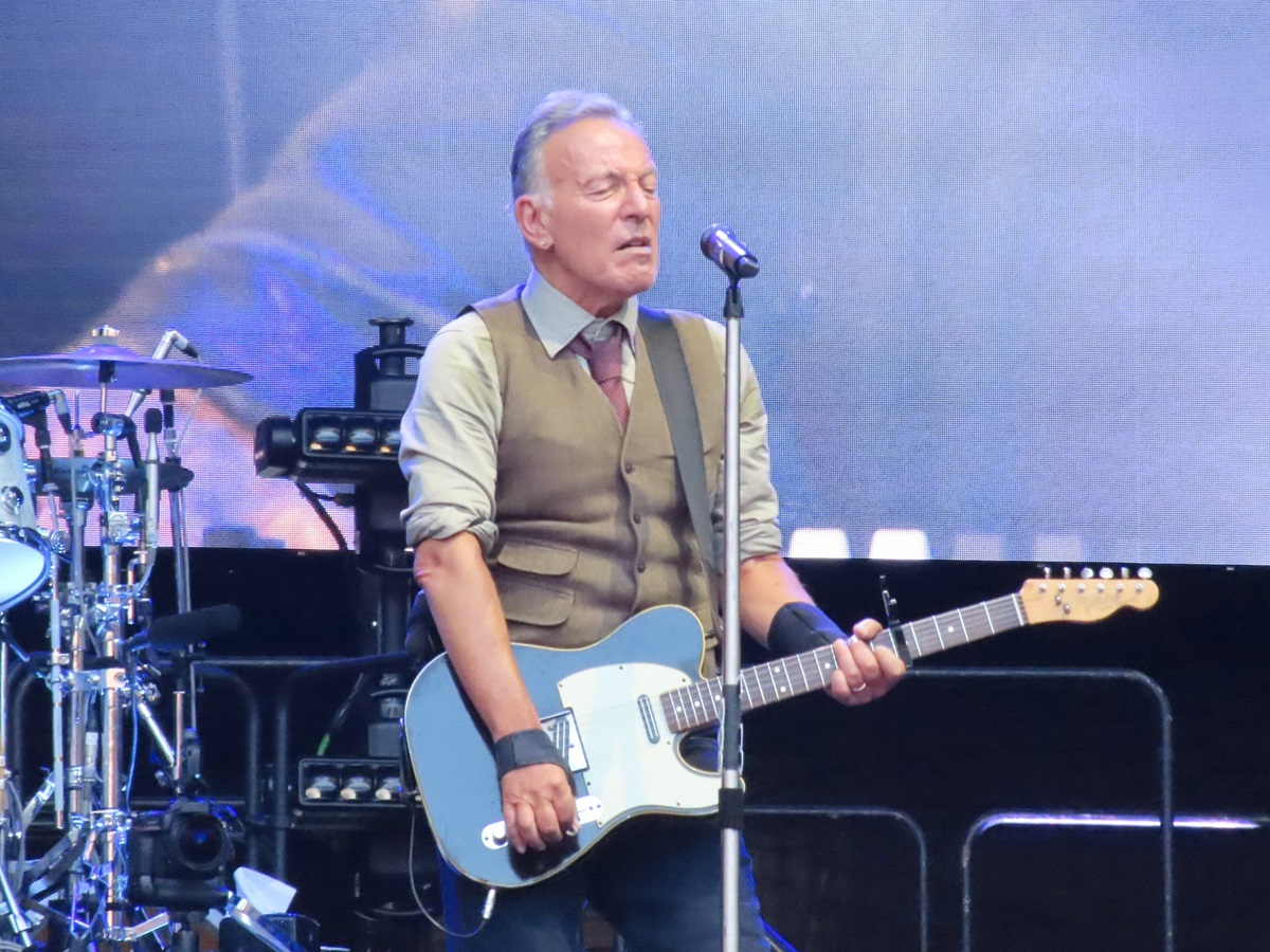 Bruce Springsteen steht in Berlin auf der Bühne.
