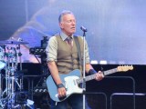 Bruce Springsteen steht in Berlin auf der Bühne.