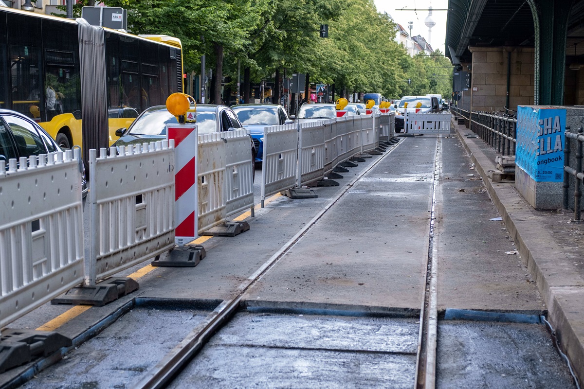 Auf der BVG-Linie M1 werden die Gleise erneuert.