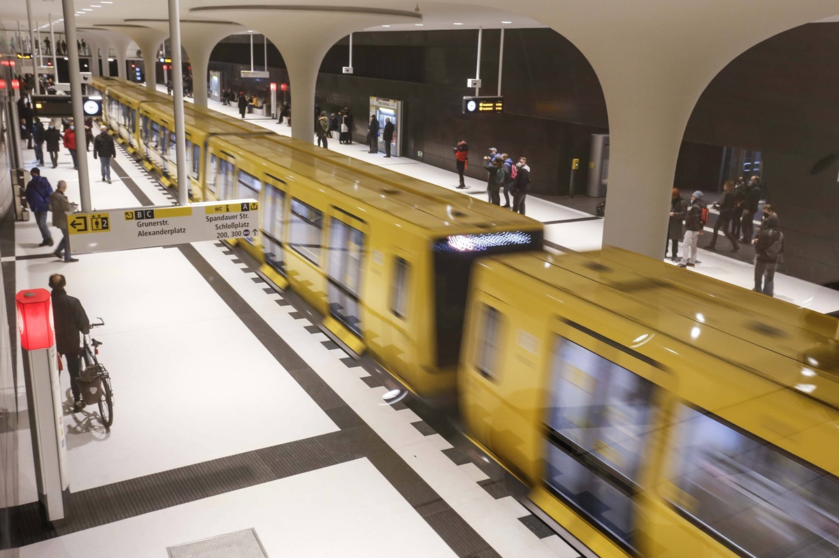 Ein Zug der BVG-Linie U5 fährt in einen Bahnhof ein.
