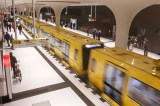 Ein Zug der BVG-Linie U5 fährt in einen Bahnhof ein.
