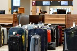 Koffer stehen vor dem Check-in am Flughafen BER.