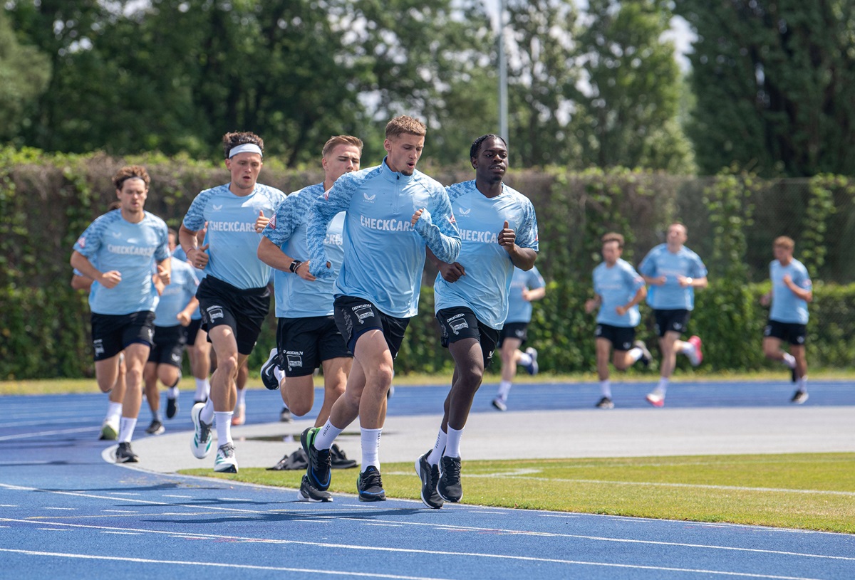 Die Spieler von Hertha BSC laufen beim Mannschaftstraining.