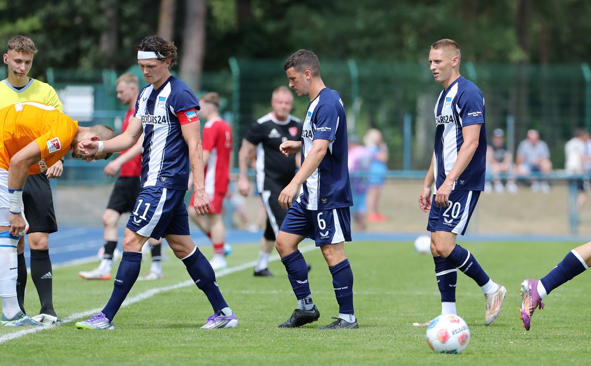 Drei Spieler von Hertha BSC werden ausgewechselt.