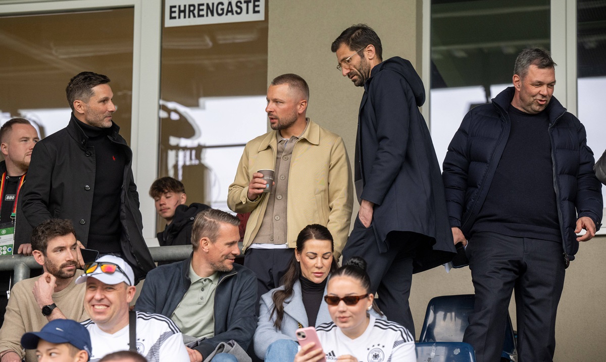 Das Trainergespann von Hertha BSC unterhält sich auf der Tribüne.