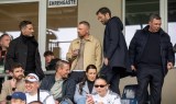 Das Trainergespann von Hertha BSC unterhält sich auf der Tribüne.