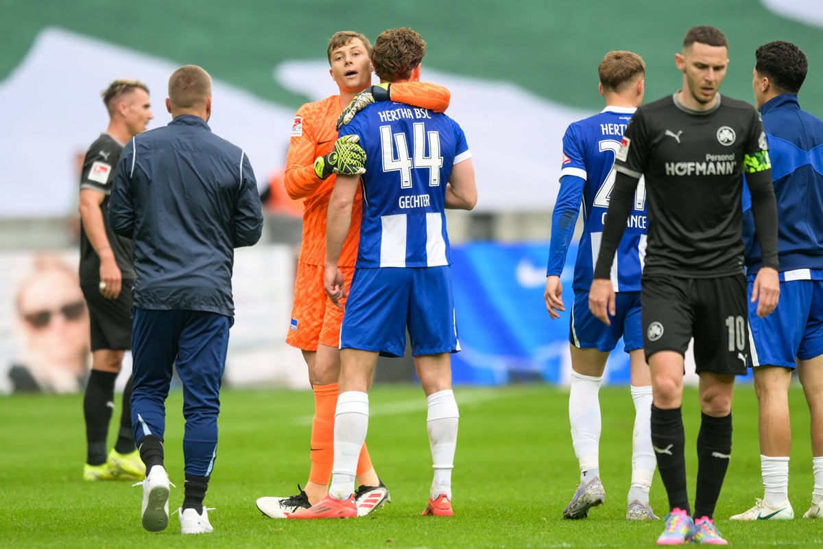 Tjark Ernst umarmt seinen Teamkollegen Linus Gechter.