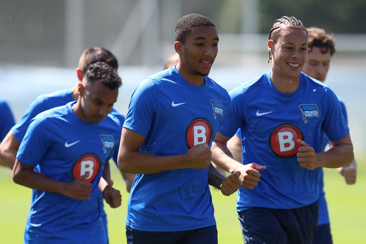 Einige Spieler von Hertha BSC laufen im Training.