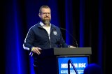 Fabian Drescher, Präsident von Hertha BSC, steht am Rednerpult.