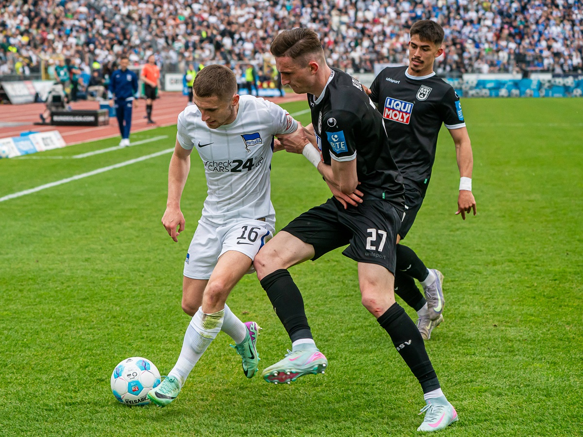 Jonjoe Kenny von Hertha BSC im Zweikampf mit einem Ulmer Gegenspieler.