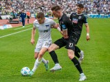 Jonjoe Kenny von Hertha BSC im Zweikampf mit einem Ulmer Gegenspieler.