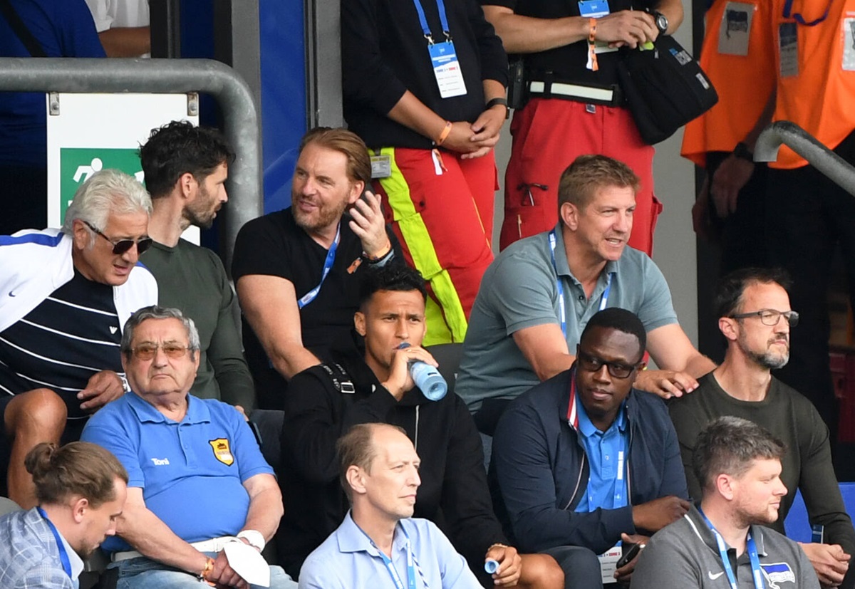 Die Riege Verantwortlicher bei Hertha BSC im Jahr 2021 sitzt auf der Tribüne.