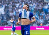 Fabian Reese von Hertha BSC beißt sich ins Trikot.