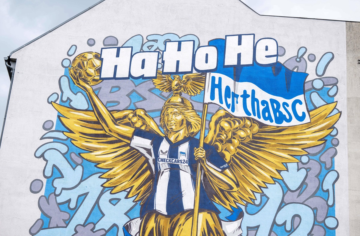 Ein Graffito zeigt das neue Trikot von Hertha BSC.
