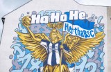 Ein Graffito zeigt das neue Trikot von Hertha BSC.