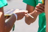 Bei der Mary Jane in Berlin werden rauchend Tickets verteilt.