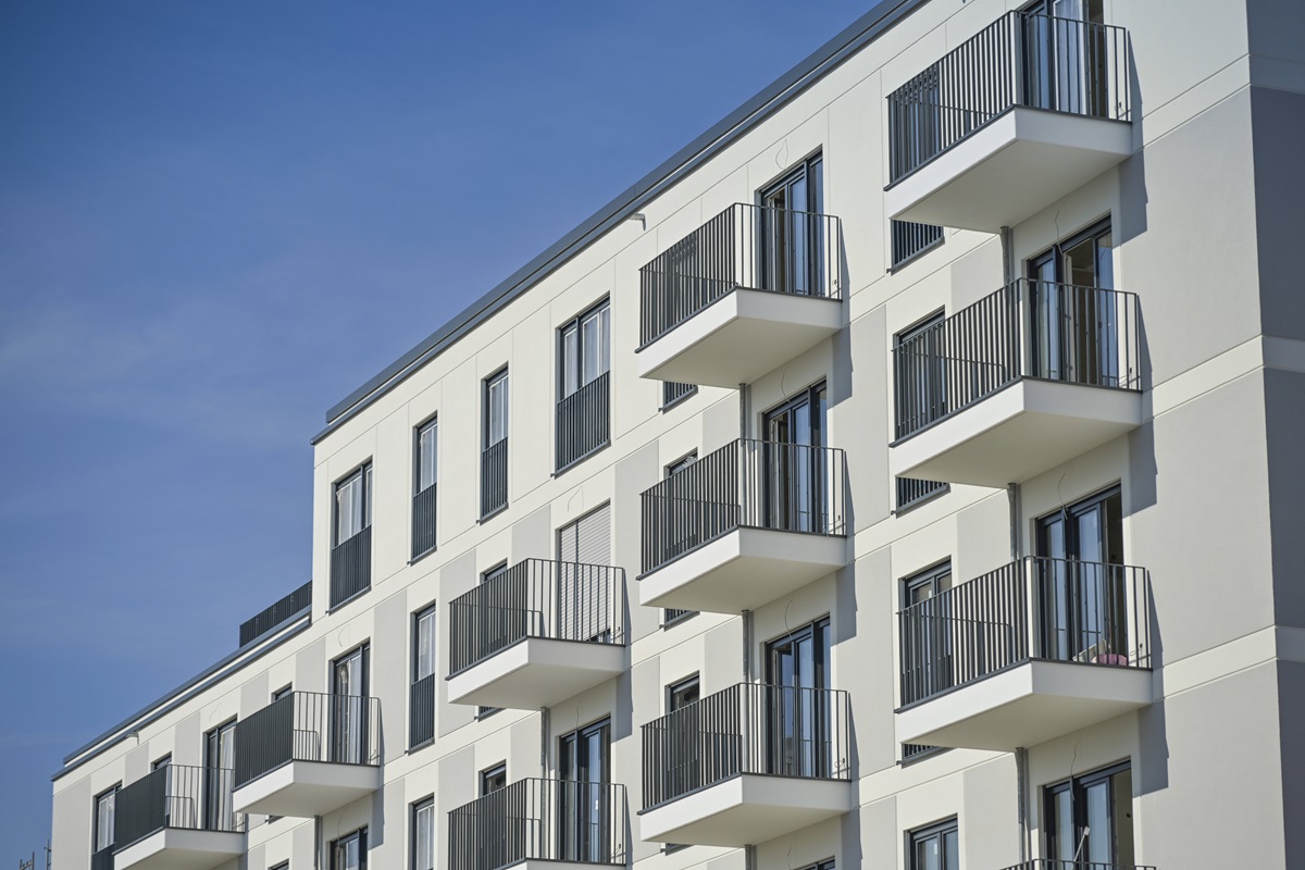 Ein neugebautes Wohnhaus mit Balkons. Die Mieten steigen in Berlin Jahr um Jahr.