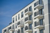 Ein neugebautes Wohnhaus mit Balkons. Die Mieten steigen in Berlin Jahr um Jahr.