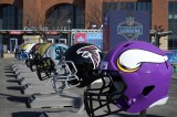 Football-Helme sind vor einem Stadion ausgestellt. Im Herbst ist die NFL in Berlin zu Gast.