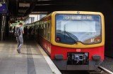 Ein Zug der S-Bahn Berlin fährt in einen Bahnhof ein.