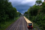 Ein Zug der S-Bahn Berlin fährt durch die Stadt.