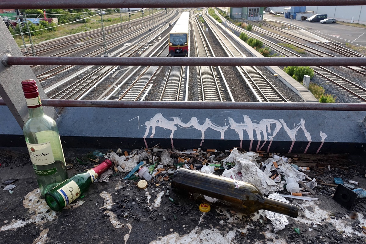 Müll liegt auf einer Brücke, die über Gleise der S-Bahn Berlin führt.