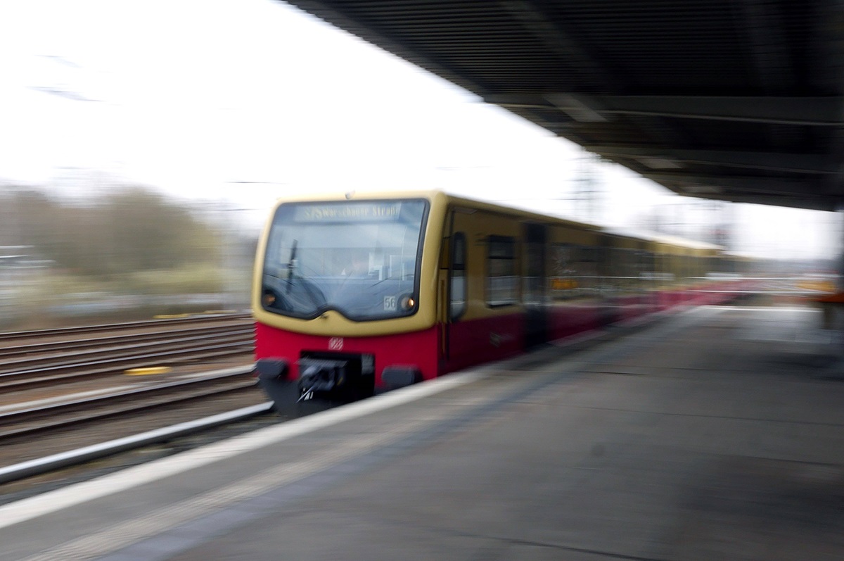 Ein Zug der S-Bahn Berlin fährt in eine Station ein.