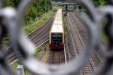 Ein Zug der S-Bahn Berlin durch ein Brückengeländer fotografiert.