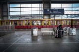 Ein Zug der S-Bahn Berlin hält im Bahnhof Ostkreuz.
