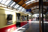 Ein Zug der S-Bahn Berlin fährt in einen Bahnhof ein.