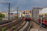 Ein Zug der S-Bahn Berlin fährt durch die Stadt.