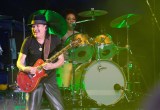 Carlos Santana steht auf der Bühne, wie bald auch in Berlin.