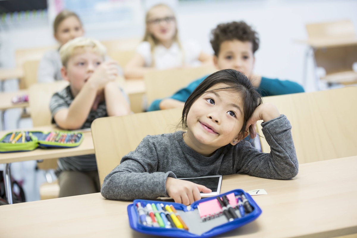 „Hier wird nur Deutsch gesprochen!“ – Wie Kinder Rassismus vom Küchentisch in die Schule tragen. Ein Interview mit dem Lehrer und Content Creator Emmanuel Krüss.