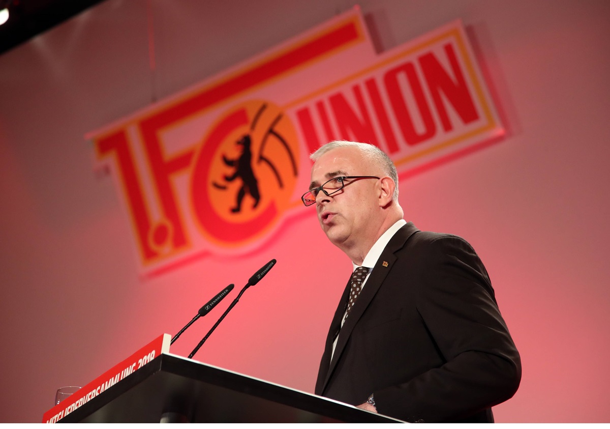 Dirk Zingler, Präsident von Union Berlin, steht am Rednerpult.