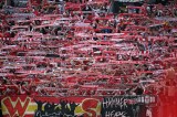 Fans von Union Berlin zeigen im Block ihre Schals.