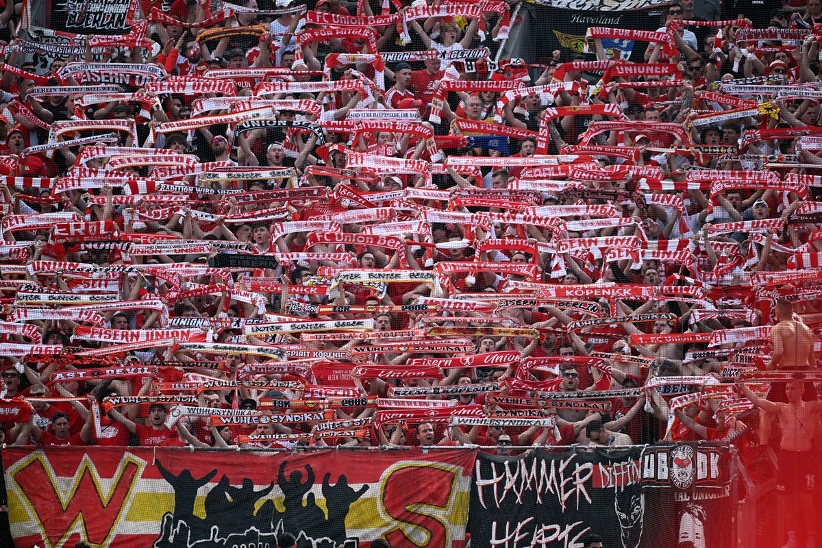Die Fans von Union Berlin heben ihre Schals.