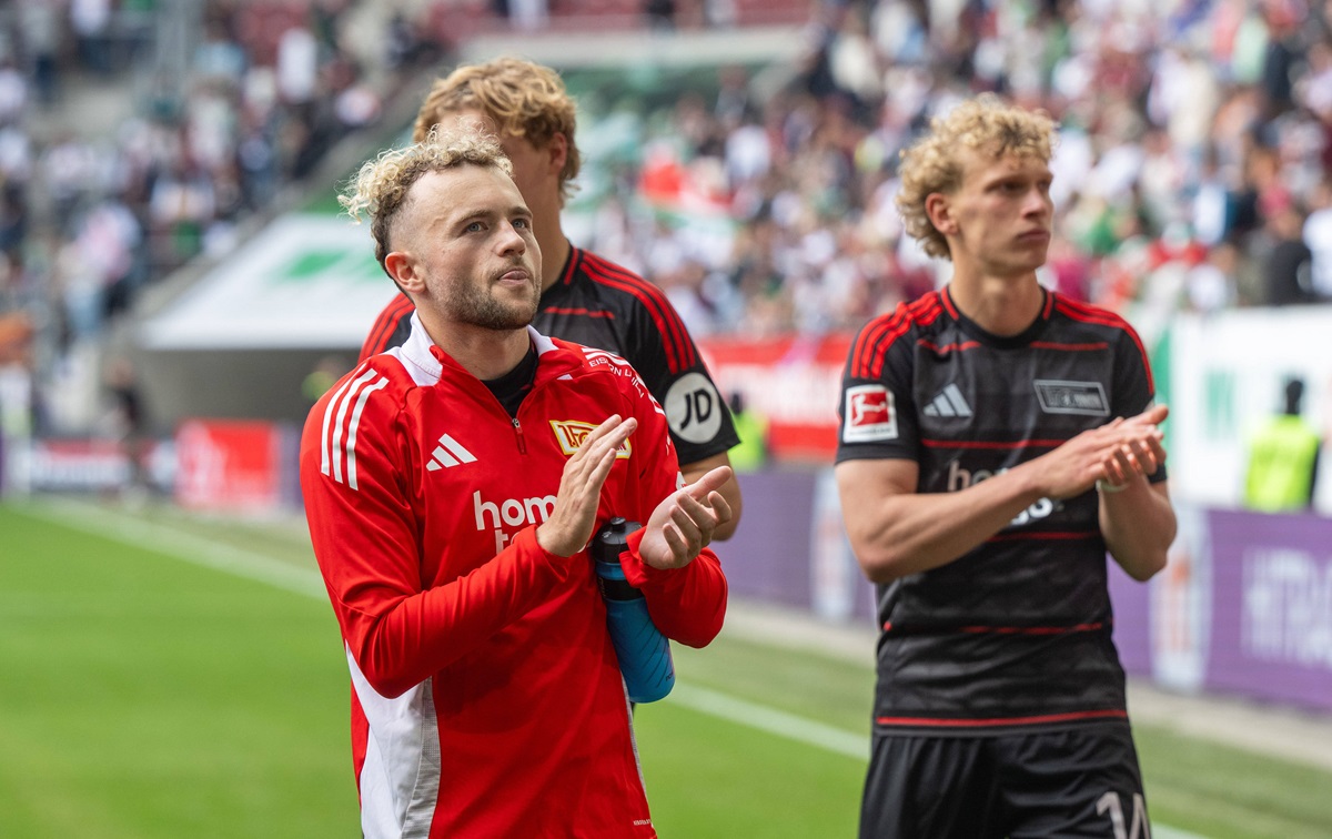 Benedict Hollerbach jubelt mit den Fans. Er verlässt Union Berlin im Sommer.