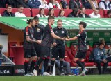 Zwei Spieler von Union Berlin werden im Match ausgewechselt.