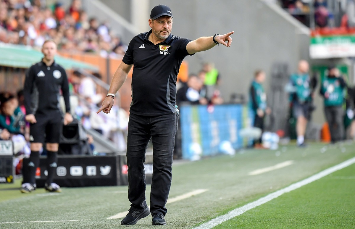 Steffen Baumgart, der Coach von Union Berlin, steht an der Seitenlinie.