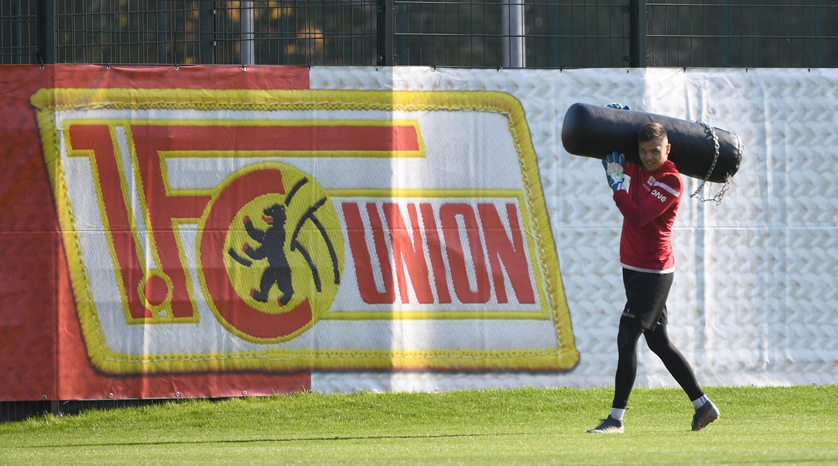 Ein Spieler von Union Berlin trägt Trainingsequipment.