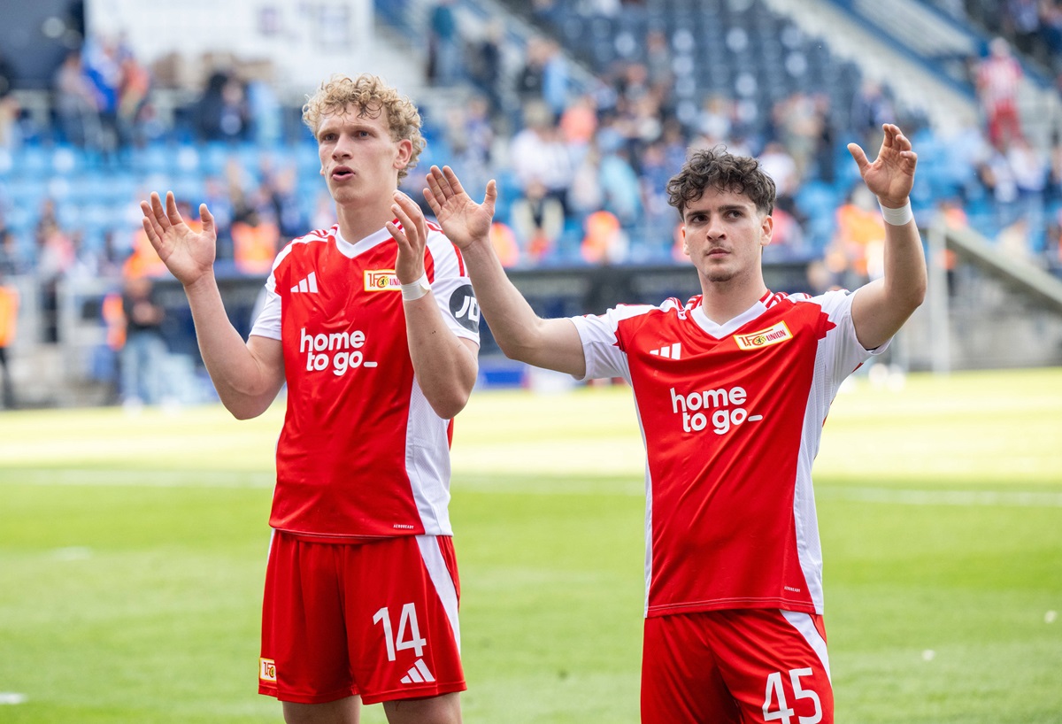 Leopold Querfeld und David Preu von Union Berlin jubeln vor dem Fanblock.