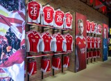 Trikots von Union Berlin hängen in einem Fanshop.
