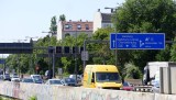 Der Verkehr fließt auf der Stadtautobahn in Berlin.