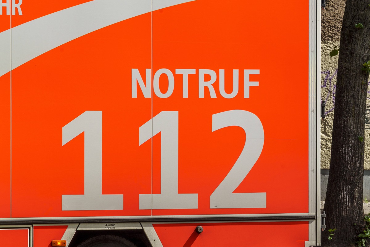 Seitenansicht eines Krankenwagens, wie er bei Verkehrsunfällen in Berlin gerufen wird.