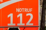 Seitenansicht eines Krankenwagens, wie er bei Verkehrsunfällen in Berlin gerufen wird.