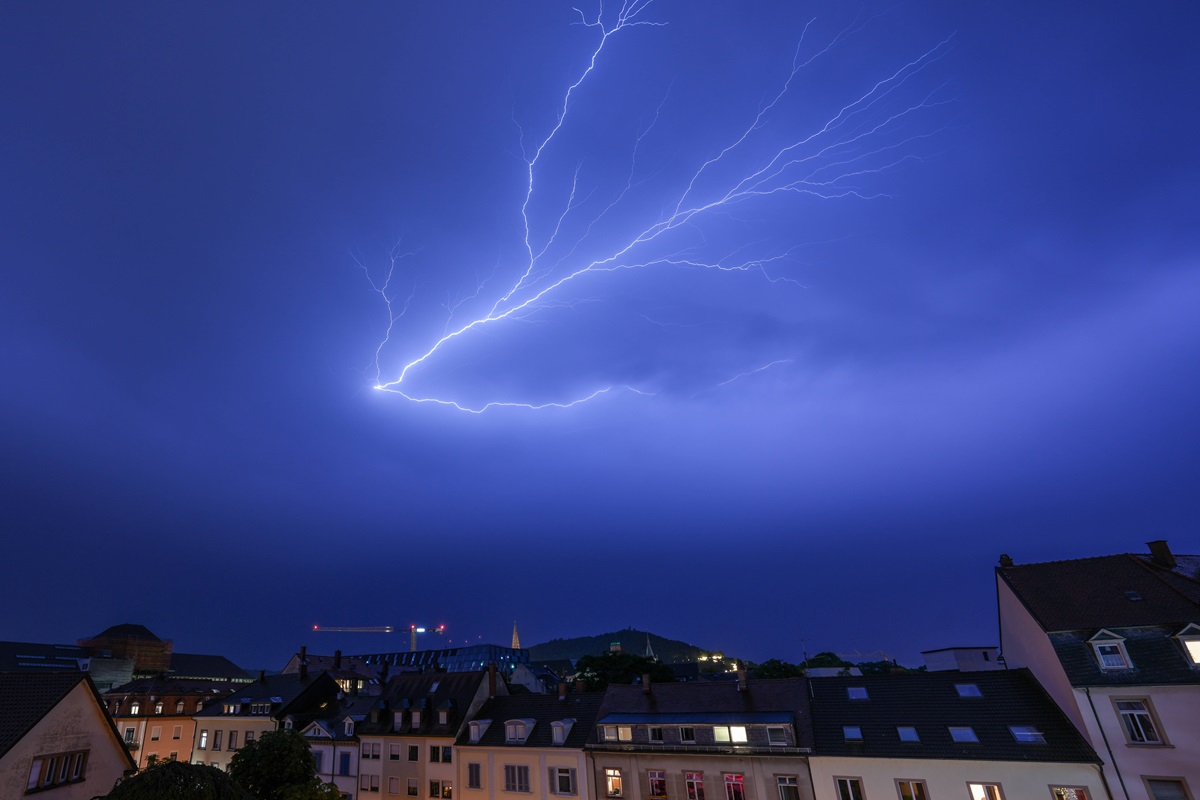 Ein Blitz zuckt über den Himmel. Gewitter dominieren das Wetter in Berlin und Brandenburg.