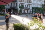 Ein Feuerwehrmann gießt Pflanzen. Das Wetter in Berlin und Brandenburg wird heiß.