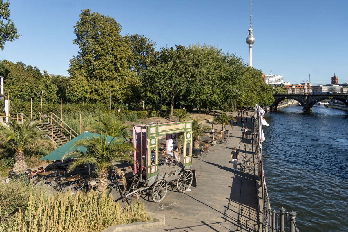 Blick in den Monbijoupark an der Spree. Das Wetter in Berlin und Brandenburg wird sommerlich.