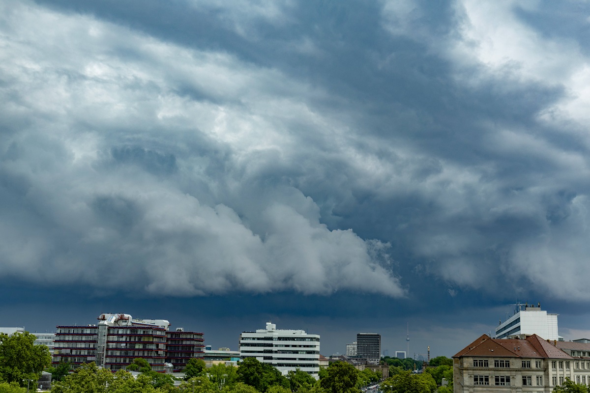 Dunkle Wolken bestimmen das Wetter in Berlin und Brandenburg.